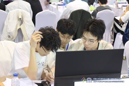 一群人在看笔记本电脑 AI 生成的内容可能不正确。 一群人在看笔记本电脑 AI 生成的内容可能不正确。